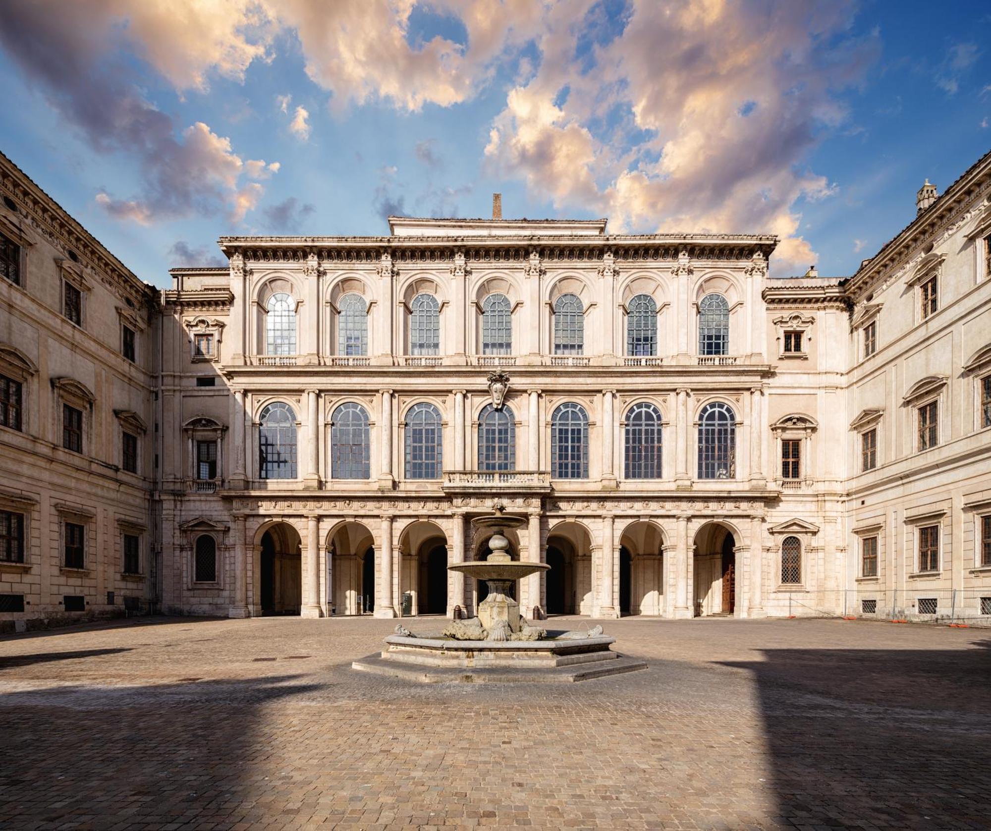 Gh Trevi Fountain — Photos 2
